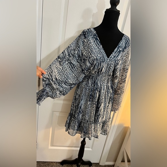 LOVESTITCH
Feather Print Split Sleeve Mini Dress - Picture 7 of 9